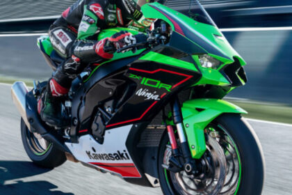 ninja-zx10-riding-on-track-rider